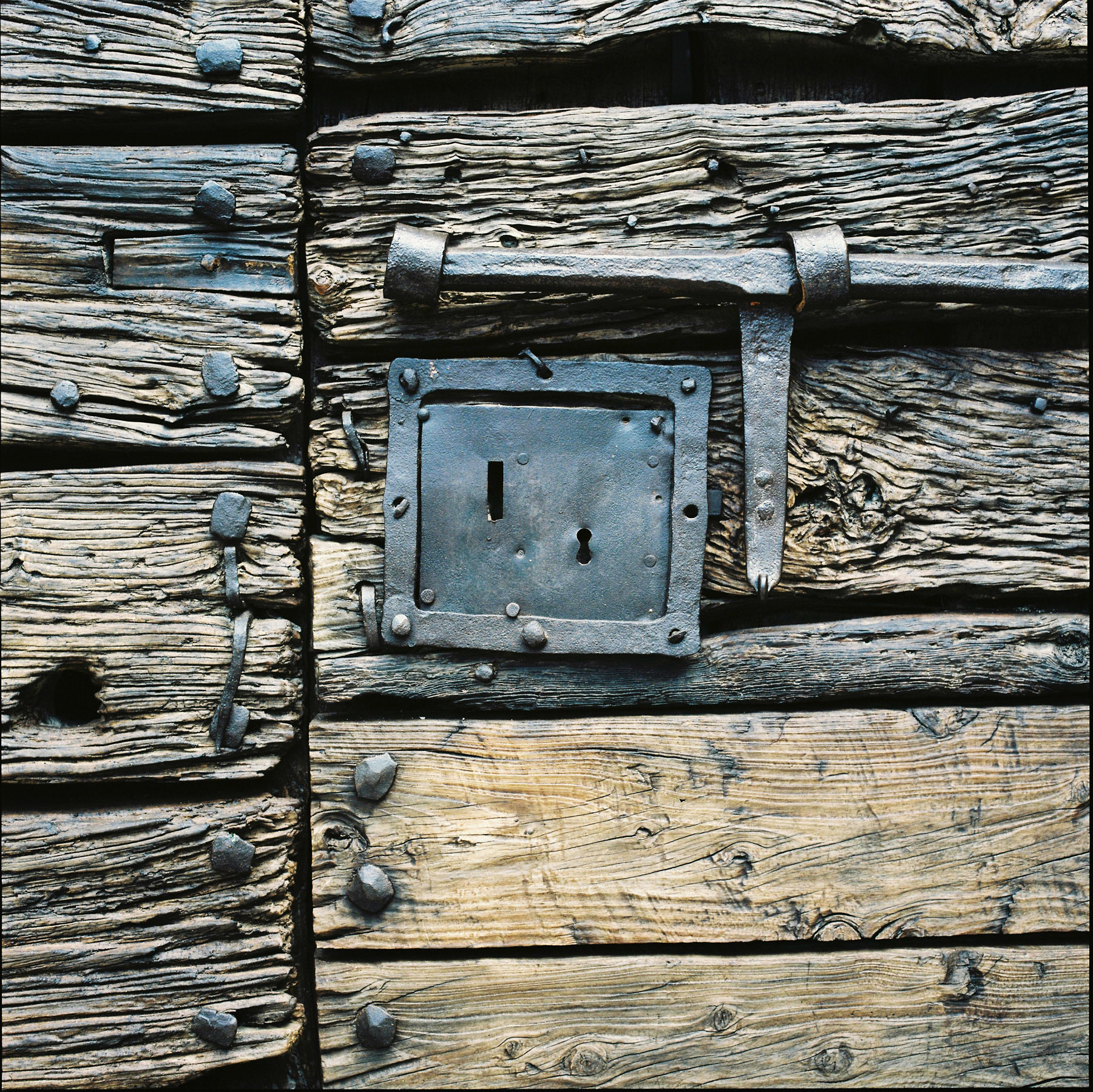Materiale legno portone restaurato